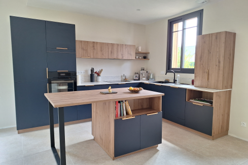 Cuisine chaleureuse bleue et bois, une cuisine réalisée par SoCoo'c Nantes Orvault