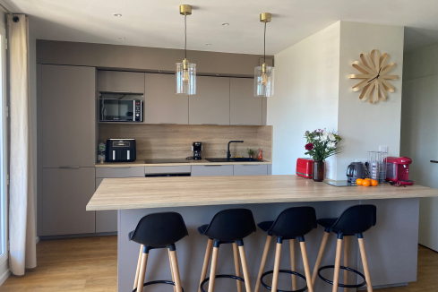Cuisine taupe avec ilot tendance, une cuisine réalisée par SoCoo'c Issoire