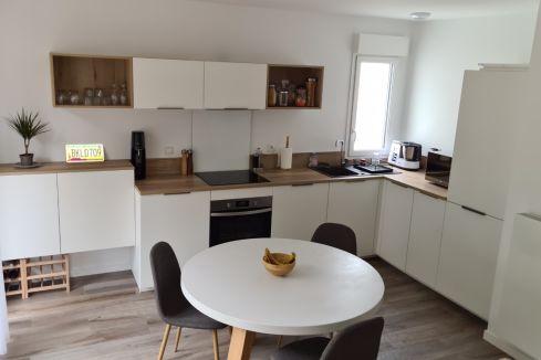 Cuisine blanche et bois, la valeur sûre !, une cuisine réalisée par SoCoo'c Bayonne