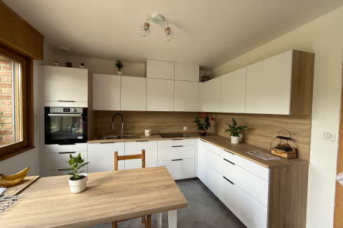 Cuisine moderne blanche et bois, une cuisine réalisée par SoCoo'c Noyelles Godault