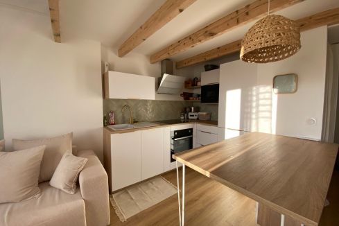 Petite cuisine blanche et bois moderne , une cuisine réalisée par SoCoo'c Toulon La Garde