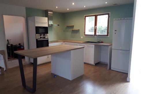 Cuisine blanche et bois avec un beau coin repas, une cuisine réalisée par SoCoo'c Toulouse Nord