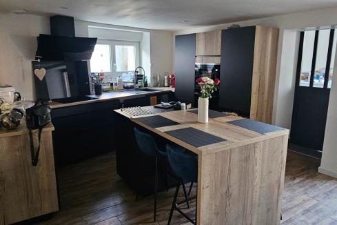 La cuisine noire et bois avec îlot de Lola , une cuisine réalisée par SoCoo'c Ancenis