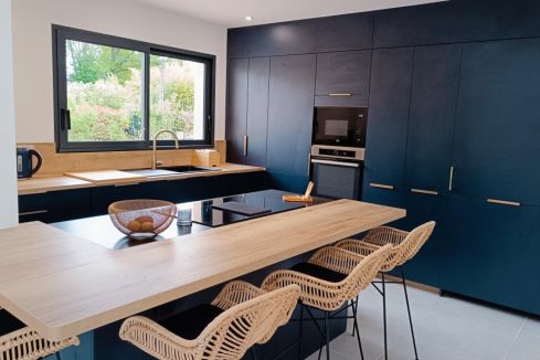 La cuisine bleu nocturne et bois de Elie et Clémence , une cuisine réalisée par SoCoo'c Valence