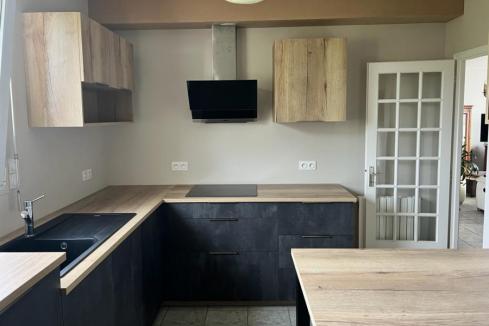 La cuisine grise et bois de Mme &amp; Mr LM , une cuisine réalisée par SoCoo'c Lannion