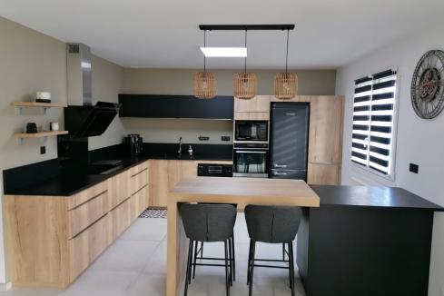 kitchen bois noir moderne , une cuisine réalisée par SoCoo'c Avranches