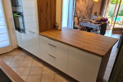 La cuisine blanc brillante et bois de Yannick, une cuisine réalisée par SoCoo'c Aubagne