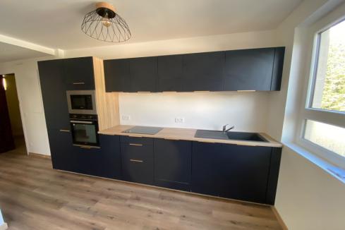 Une belle cuisine bleu nocturne et bois, une cuisine réalisée par SoCoo'c Servon