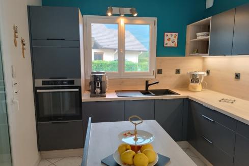 La cuisine grise et bois de Marguerite et Louis, une cuisine réalisée par SoCoo'c Chambéry