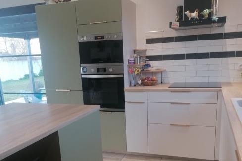 La cuisine vert provence et blanche de M &amp; Mme B, une cuisine réalisée par SoCoo'c Les Sables