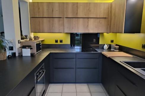 La cuisine noire et bois de Nathalie et Christophe, une cuisine réalisée par SoCoo'c Chambéry