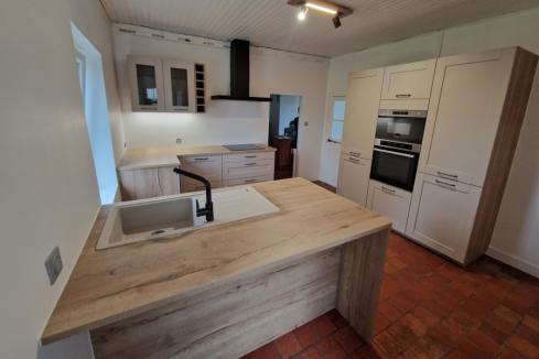Cuisine beige et bois avec îlot, une cuisine réalisée par SoCoo'c Orléans Olivet