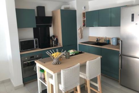 Cuisine verte et bois avec coin repas , une cuisine réalisée par SoCoo'c Grenoble St Martin