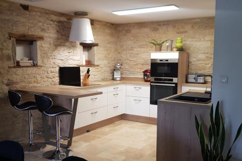 Cuisine blanche et bois avec murs en pierre, une cuisine réalisée par SoCoo'c Dijon Quetigny