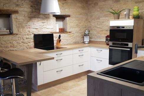 Cuisine blanche et bois avec murs en pierre, une cuisine réalisée par SoCoo'c Dijon Quetigny