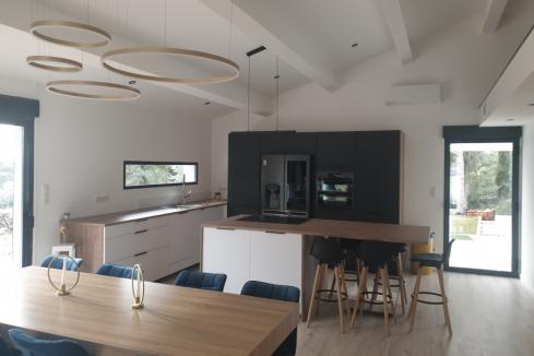 Une jolie cuisine avec de la hauteur sous plafond, une cuisine réalisée par SoCoo'c Montpellier Lattes