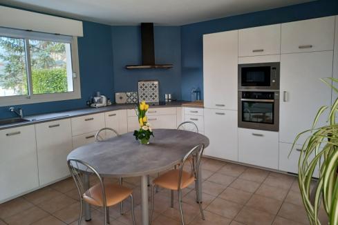 Cuisine blanche et grise avec coin repas, une cuisine réalisée par SoCoo'c Le Mans