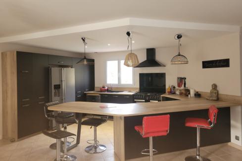 Grande cuisine noire et bois style industriel, une cuisine réalisée par SoCoo'c Roanne
