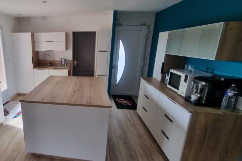 Cuisine blanche et bois avec îlot, une cuisine réalisée par SoCoo'c Royan