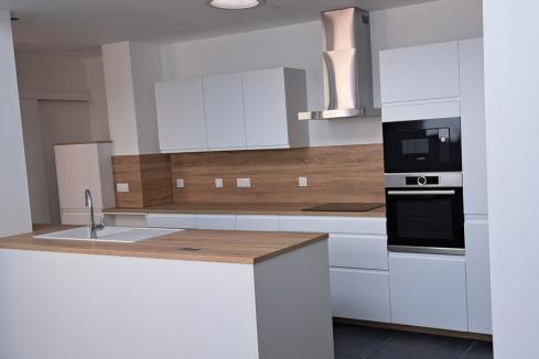 Cuisine blanche et bois moderne avec îlot , une cuisine réalisée par SoCoo'c Le Mans