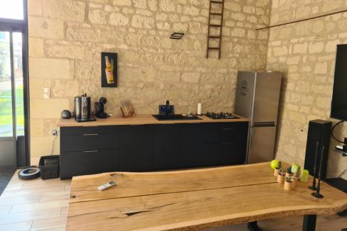 Petite cuisine noire et bois industrielle, une cuisine réalisée par SoCoo'c Saumur