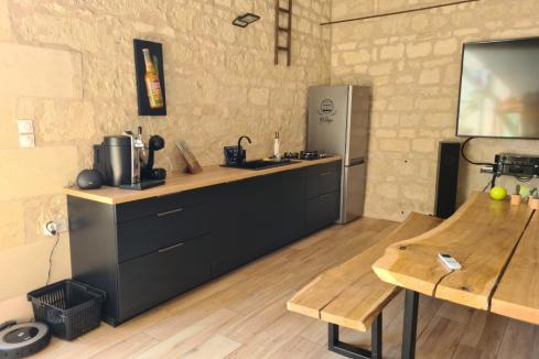 Petite cuisine noire et bois industrielle, une cuisine réalisée par SoCoo'c Saumur