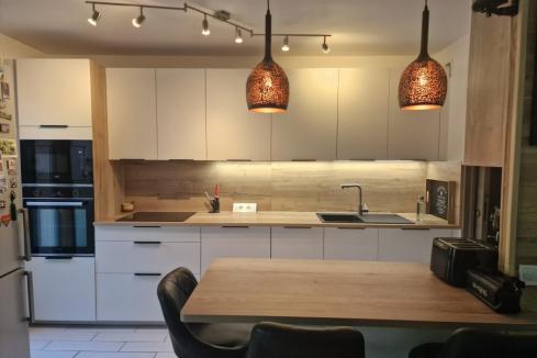 La cuisine blanche et bois de Maxime et Solène, une cuisine réalisée par SoCoo'c Aix en Provence