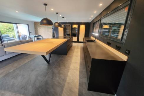 La cuisine noire et bois design de Mr B., une cuisine réalisée par SoCoo'c Pau