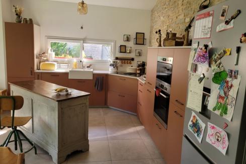 La cuisine terra rosa et blanche de Justine et Maxime, une cuisine réalisée par SoCoo'c Macon