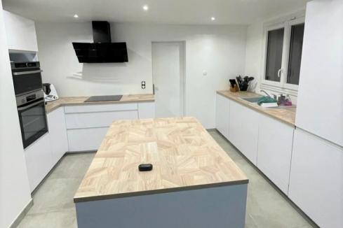 Façades blanc mat &amp; plan de travail bois &quot;tangram&quot; !, une cuisine réalisée par SoCoo'c Melun