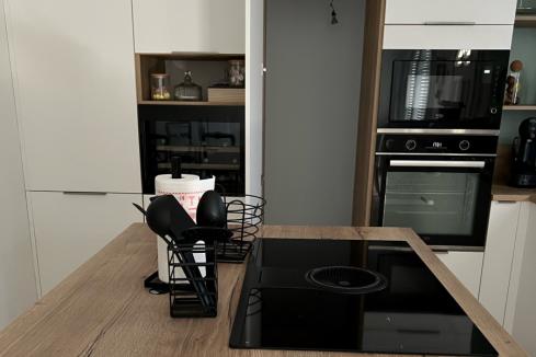 Cuisine blanche et bois avec porte dérobée , une cuisine réalisée par SoCoo'c Lisieux
