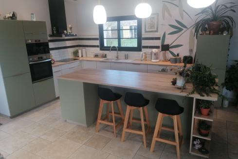La cuisine vert provence et blanche de M &amp; Mme B, une cuisine réalisée par SoCoo'c Les Sables