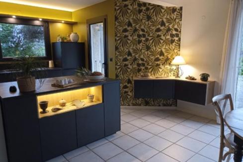 La cuisine noire et bois de Nathalie et Christophe, une cuisine réalisée par SoCoo'c Chambéry
