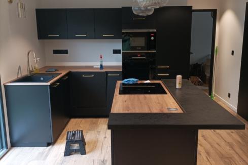 La cuisine noire et bois de Clément , une cuisine réalisée par SoCoo'c Chambéry