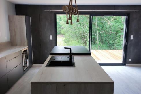 La cuisine grise et bois de Wilfried, une cuisine réalisée par SoCoo'c Pamiers