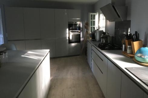 Grande cuisine avec de grands espaces, une cuisine réalisée par SoCoo'c Lisieux