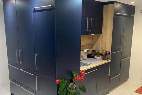 Cuisine et dressing bleue et bois assortie, une cuisine réalisée par SoCoo'c Dieppe