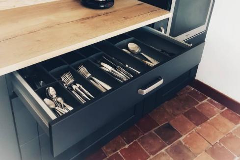 Cuisine noire et bois avec îlot , une cuisine réalisée par SoCoo'c Cognac
