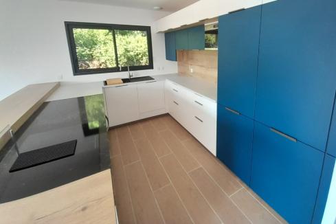 Cuisine blanche et bleue en U, une cuisine réalisée par SoCoo'c Grenoble St Martin
