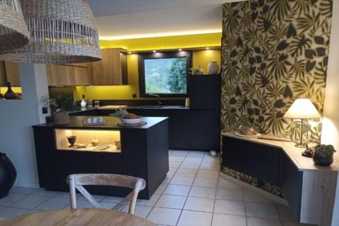 La cuisine noire et bois de Nathalie et Christophe, une cuisine réalisée par SoCoo'c Chambéry