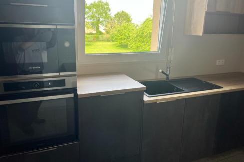La cuisine grise et bois de Mme &amp; Mr LM , une cuisine réalisée par SoCoo'c Lannion