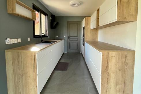 Une cuisine blanche et bois chic minimaliste, une cuisine réalisée par SoCoo'c Thonon les Bains