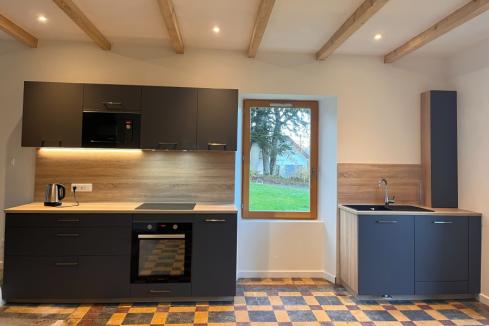 La cuisine grise et bois d&#039;Anastasia et François, une cuisine réalisée par SoCoo'c Chambéry