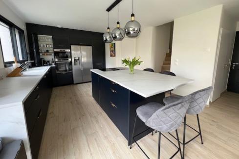 Cuisine bleue nocturne et bois moderne, une cuisine réalisée par SoCoo'c Chambéry