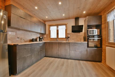 Cuisine grise et bois moderne dans un chalet de ski, une cuisine réalisée par SoCoo'c Annecy