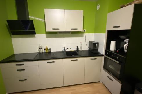 Une cuisine blanche et noire, une cuisine réalisée par SoCoo'c Rennes Chantepie