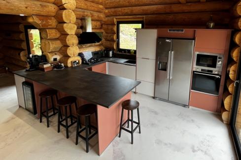 La cuisine terra rosa et noire de Séverine et Jérôme, une cuisine réalisée par SoCoo'c Chambéry