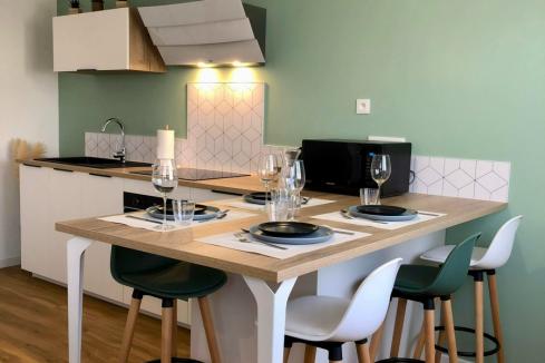 Cuisine Airbnb blanche et bois scandinave de Maxime, une cuisine réalisée par SoCoo'c Vichy