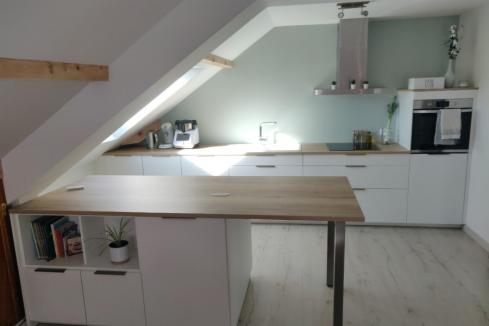Cuisine blanche et bois sous pente, une cuisine réalisée par SoCoo'c Annecy