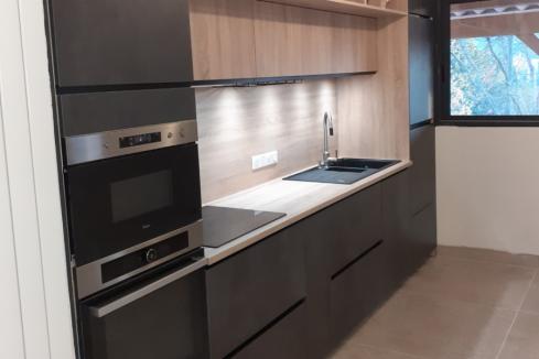 La cuisine grise et bois moderne de M. B, une cuisine réalisée par SoCoo'c Montélimar